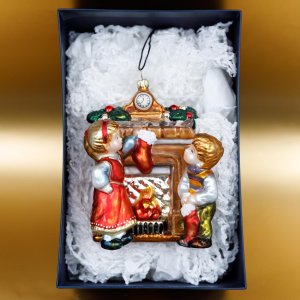 Фигурка Комозья Фэмили Дети у камина 9х6х15см стекло 4887К00
