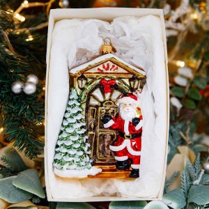 Украшение елочное Дед Мороз у двери стекло 16х12см S334