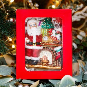 Украшение елочноеДед Мороз у камина стекло 14х10,5см 24112301