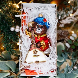 Украшение елочное Медведь с балалайкой стекло15х10см 0707.150