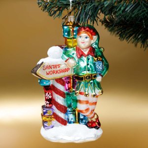 Украшение елочное Новинка Эльф возле указателя стекло 16х9см S969