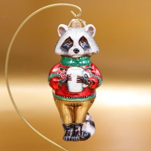 Украшение елочное Папа Енот в новогоднем свитере стекло 14х4см