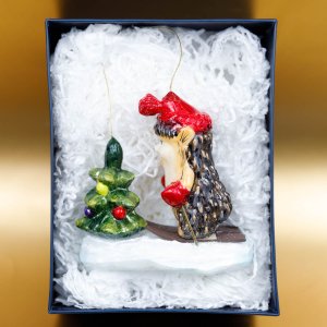 Фигурка Комозья Фэмили Ежик на лыжах 12х9х2см стекло 3248S00