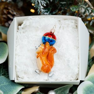 Фигурка Комозья Фэмили Белка на коньках с елочным шариком 12х9х2см