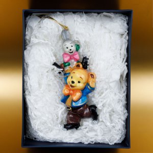 Фигурка Комозья Фэмили Мишка и заяц на коньках 13х11см стекло 3247S00