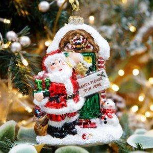 Украш елочХолидейКлассикДед Мороз с подарк стучит в дверь стек11х7,5х